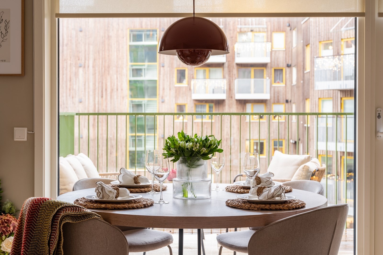 Balkongdøren med 3-lags isolerglass slipper lyset inn og holder kulden ute. Galleribilde