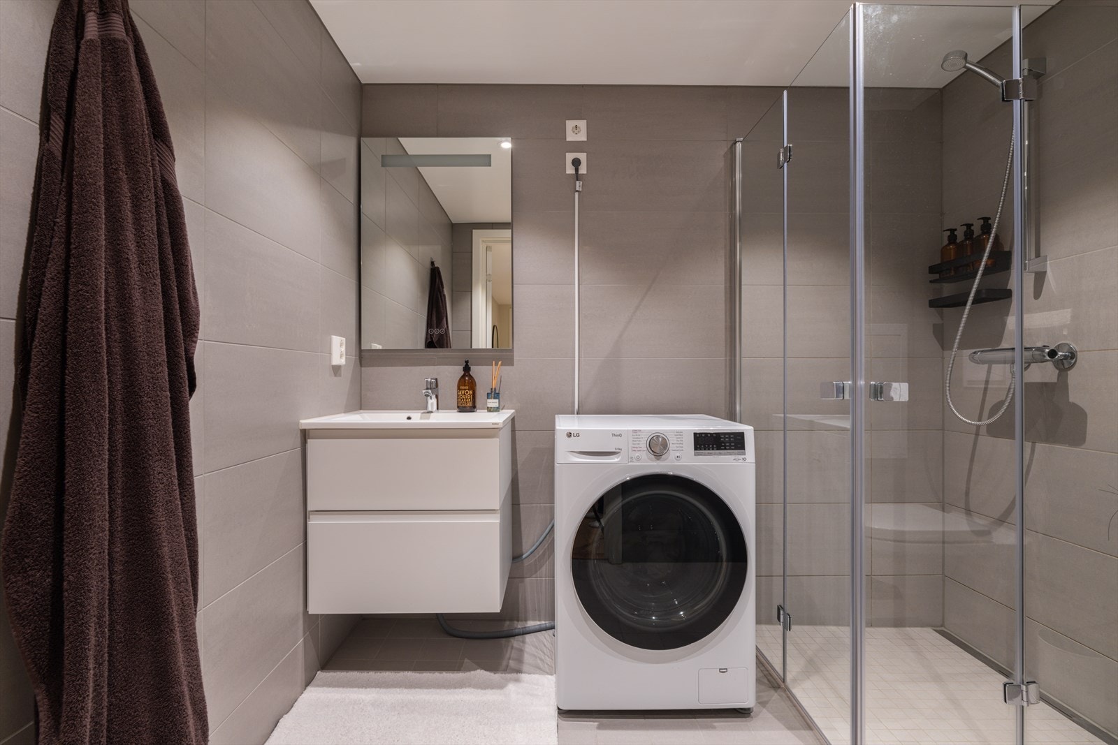 Her er det innfellbare dusjvegger i glass og et vegghengt toalett. Galleribilde