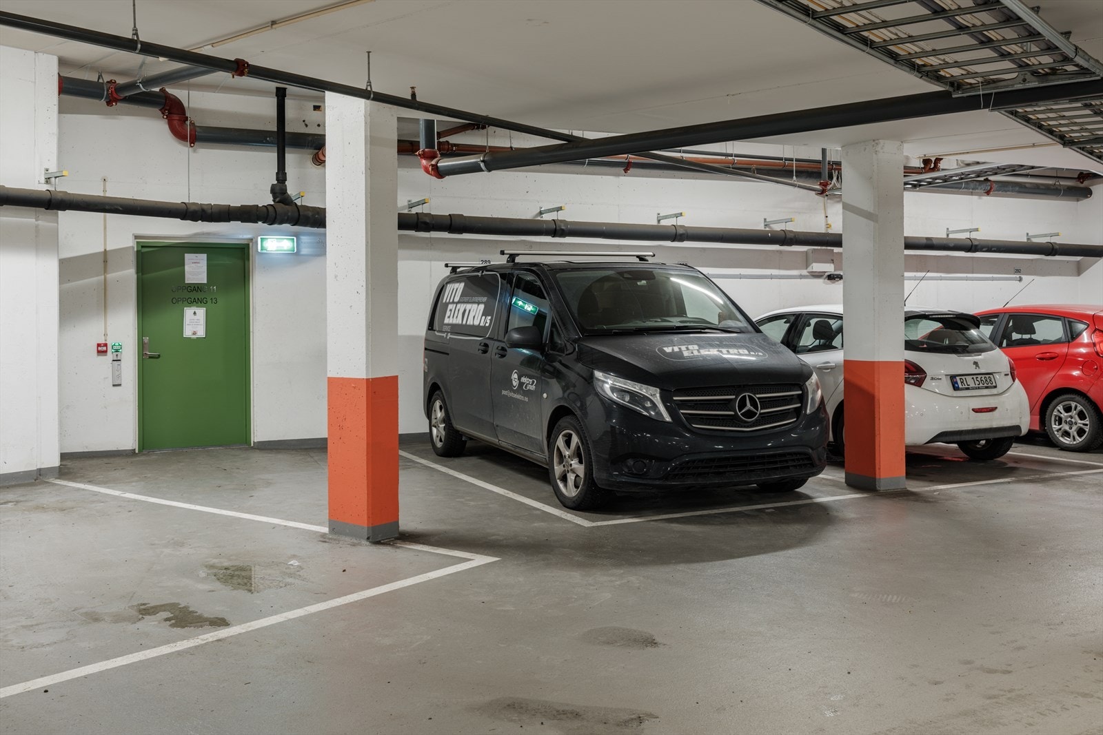 Det medfølger fast p-plass i garasje, samt en bod på 5 m² i kjeller. Galleribilde