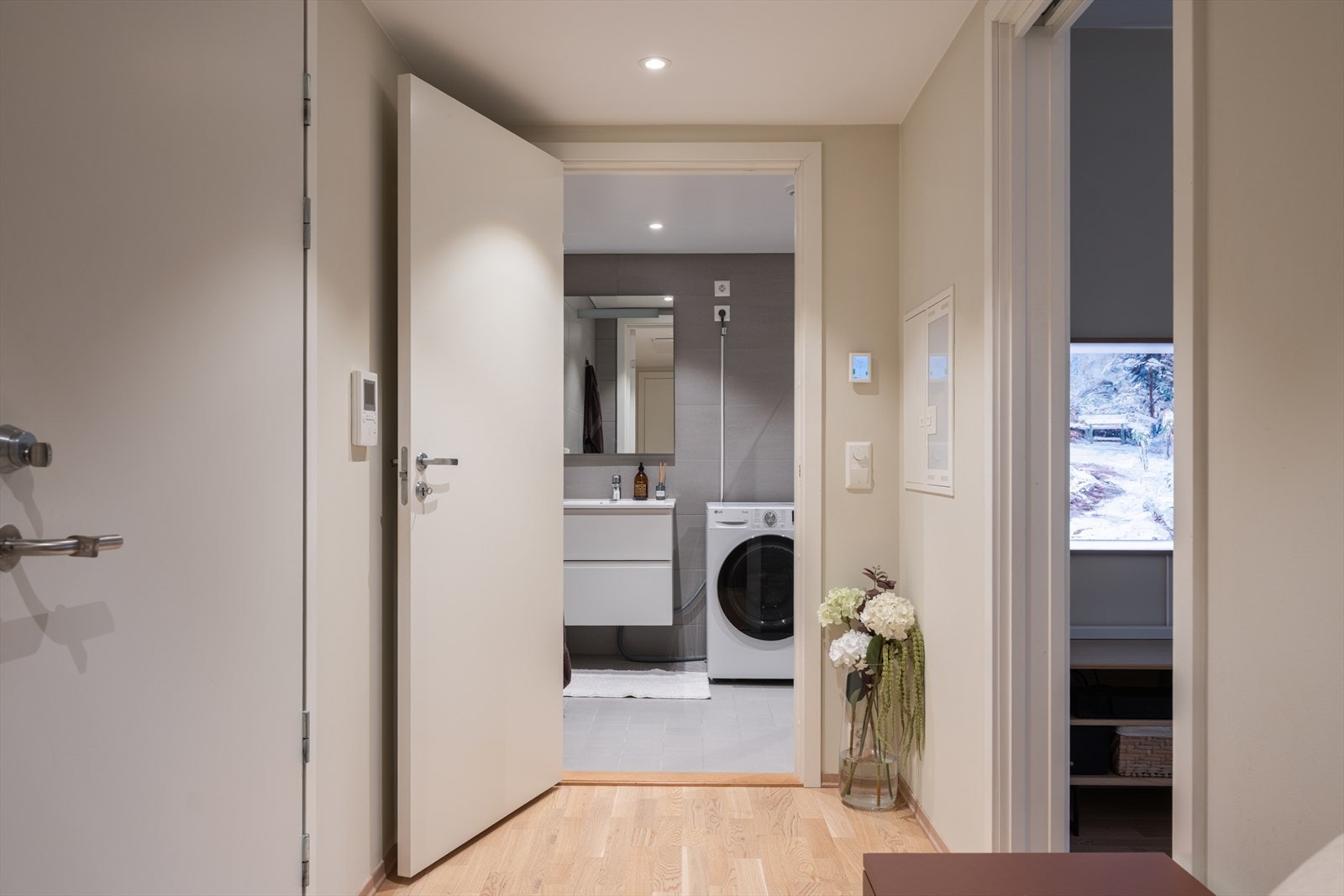 Fra entreen er det tilgang til leilighetens øvrige rom, inkludert badet. Galleribilde