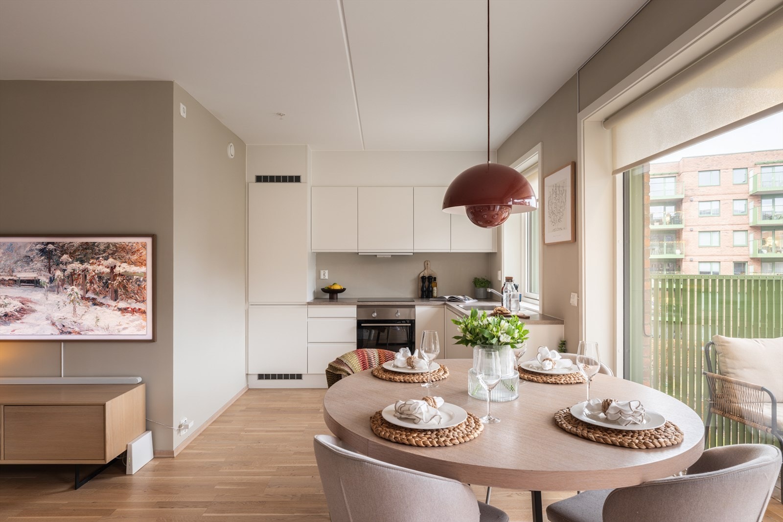 Kjøkkenet fra HTH har en stilren, hvit innredning med integrerte hvitevarer. Galleribilde