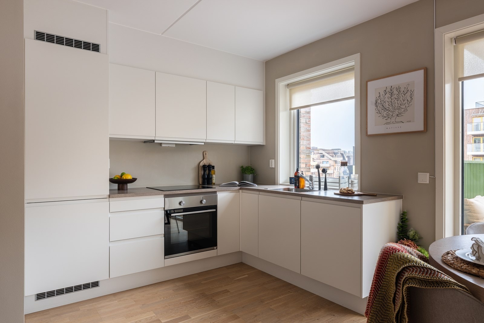 Leiligheten fra 2023 har en arealeffektiv planløsning og gjennomgående eikelaminat. Galleribilde