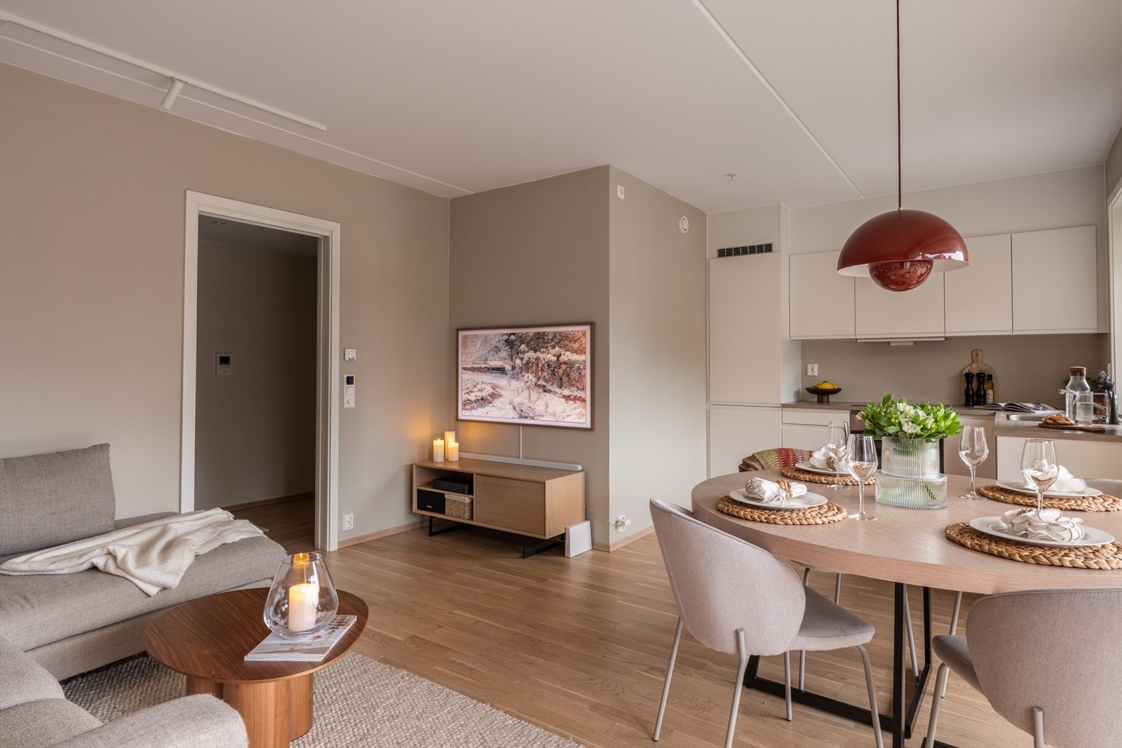 Stuen har en takhøyde på 2,5 meter og vannbåren gulvvarme som gir en jevn varme. Galleribilde