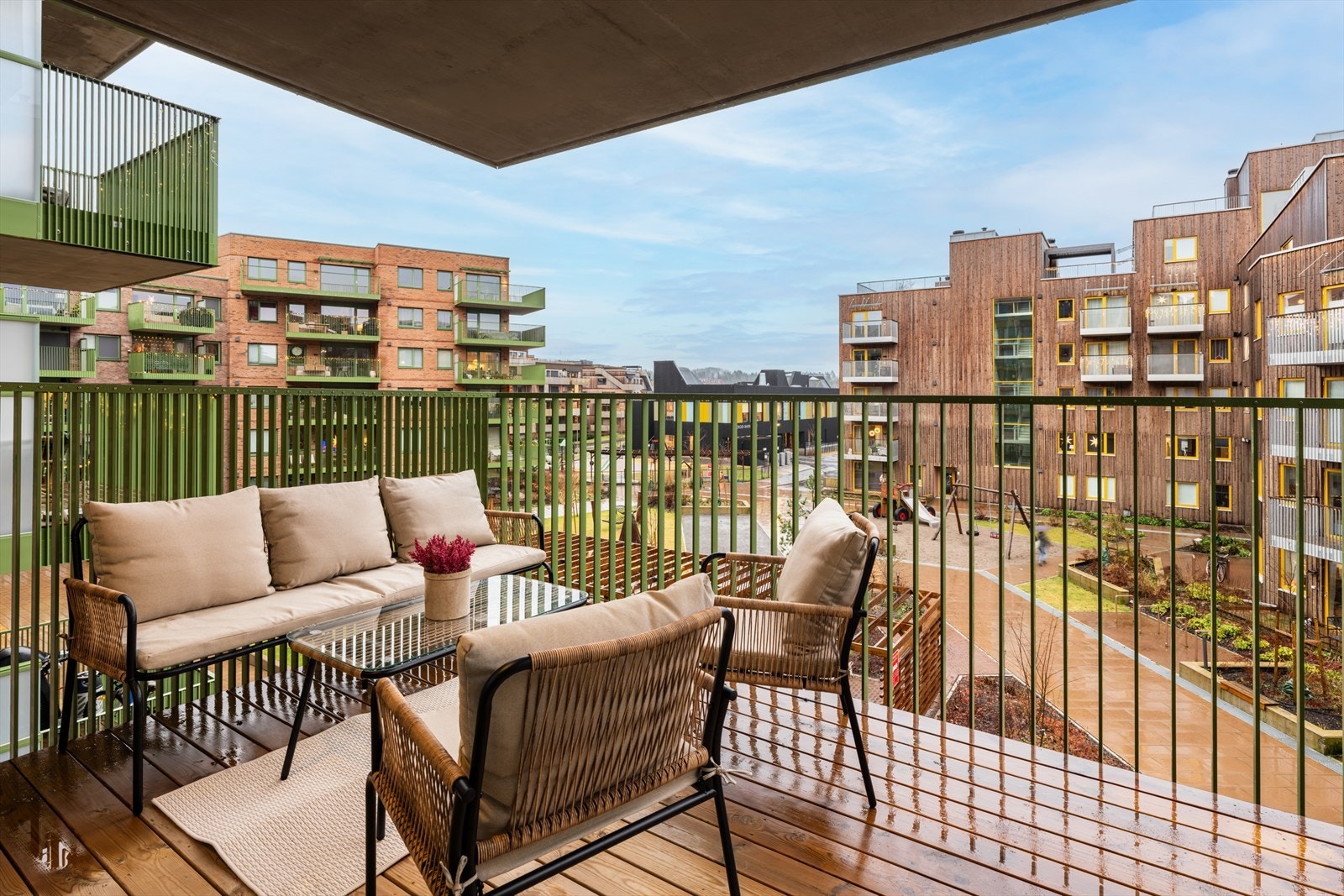 Den syd/østvendte balkongen på 9 m² har god plass til en sittegruppe. Galleribilde