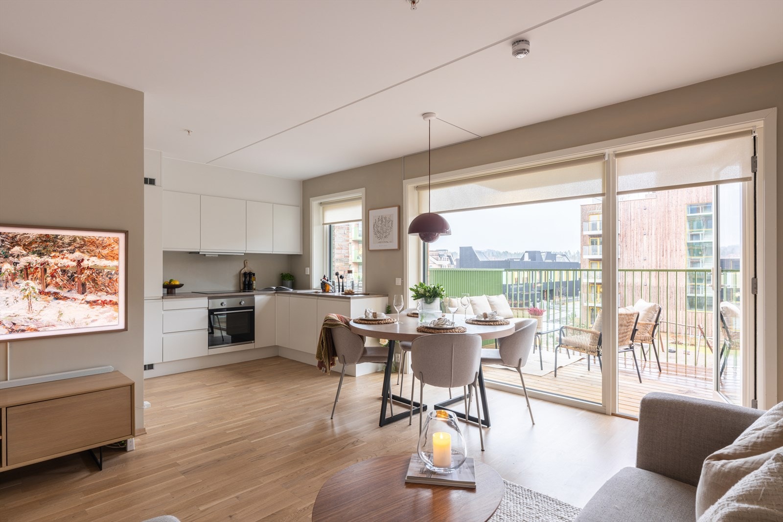 Stuen og kjøkkenet danner et sosialt allrom med direkte utgang til en romslig balkong. Galleribilde