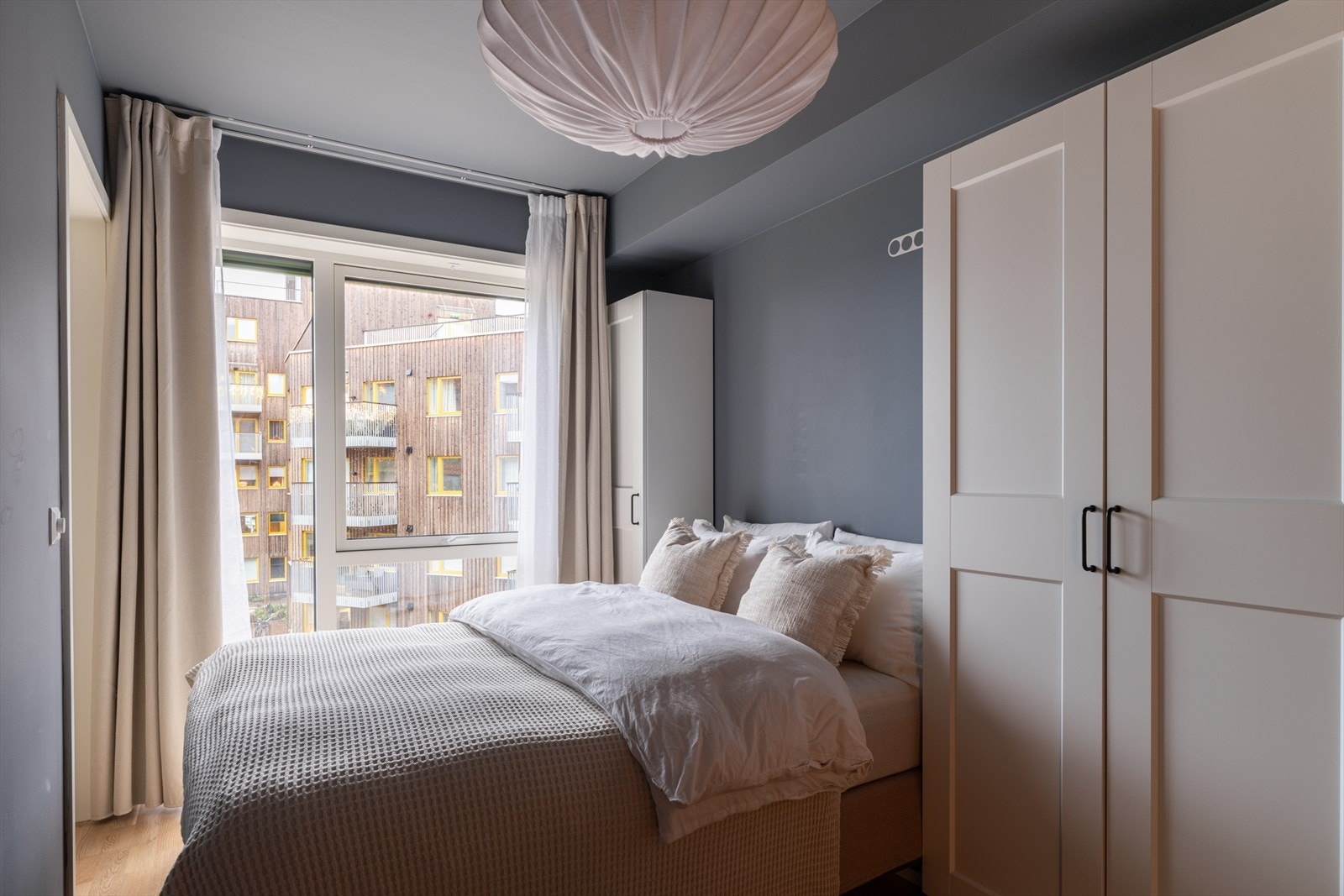 Rommet er utstyrt med et praktisk garderobeskap for effektiv oppbevaring. Galleribilde