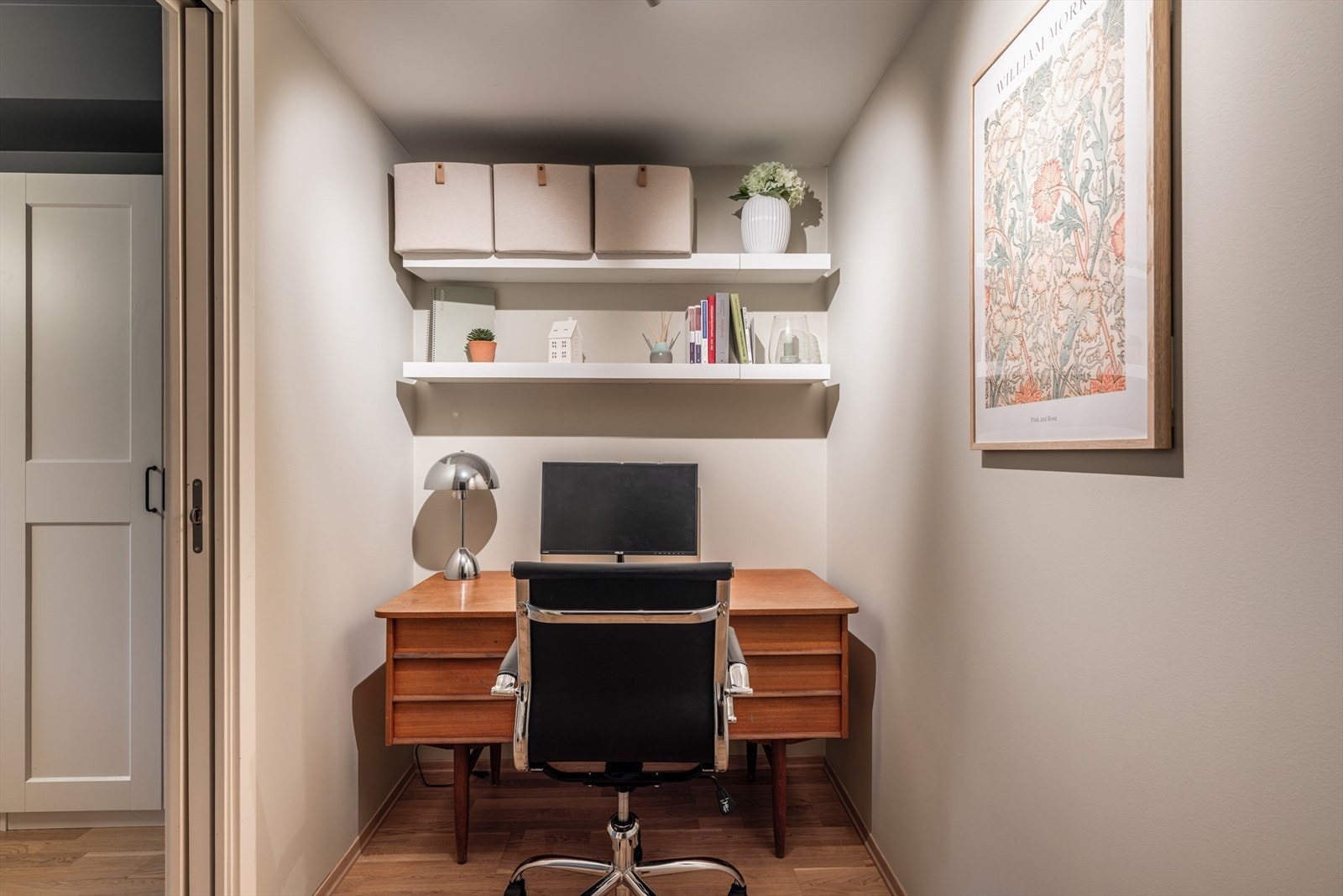 Bod som brukes som kontor. Rommet gir fleksibilitet for hjemmearbeid, hobbyrom eller ekstra lagringsplass. Galleribilde