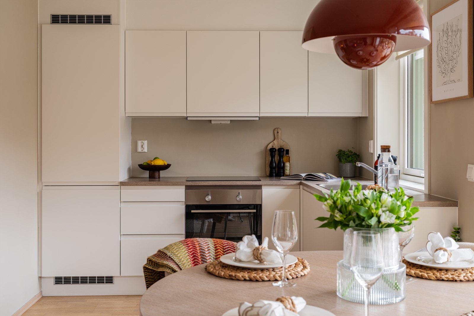 God skap- og benkeplass gjør kjøkkenet både funksjonelt og praktisk i hverdagen. Galleribilde