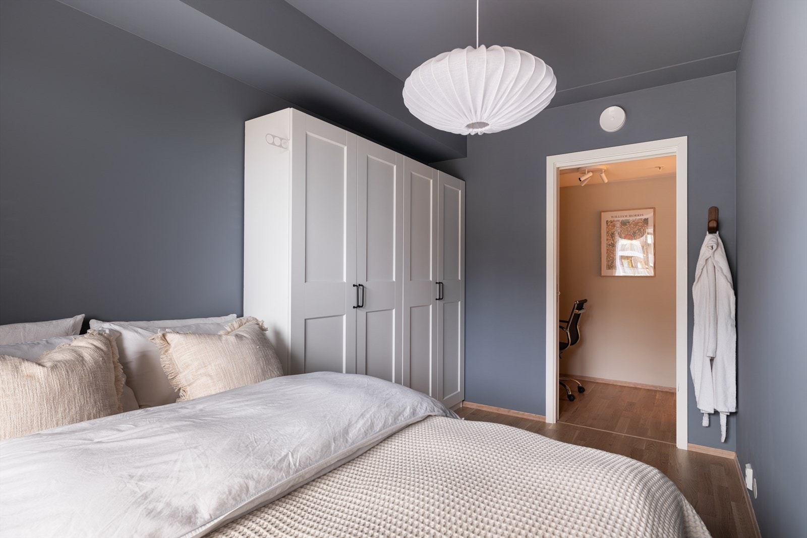 Fra soverommet er det inngang til et separat rom som i dag brukes som kontor. Galleribilde