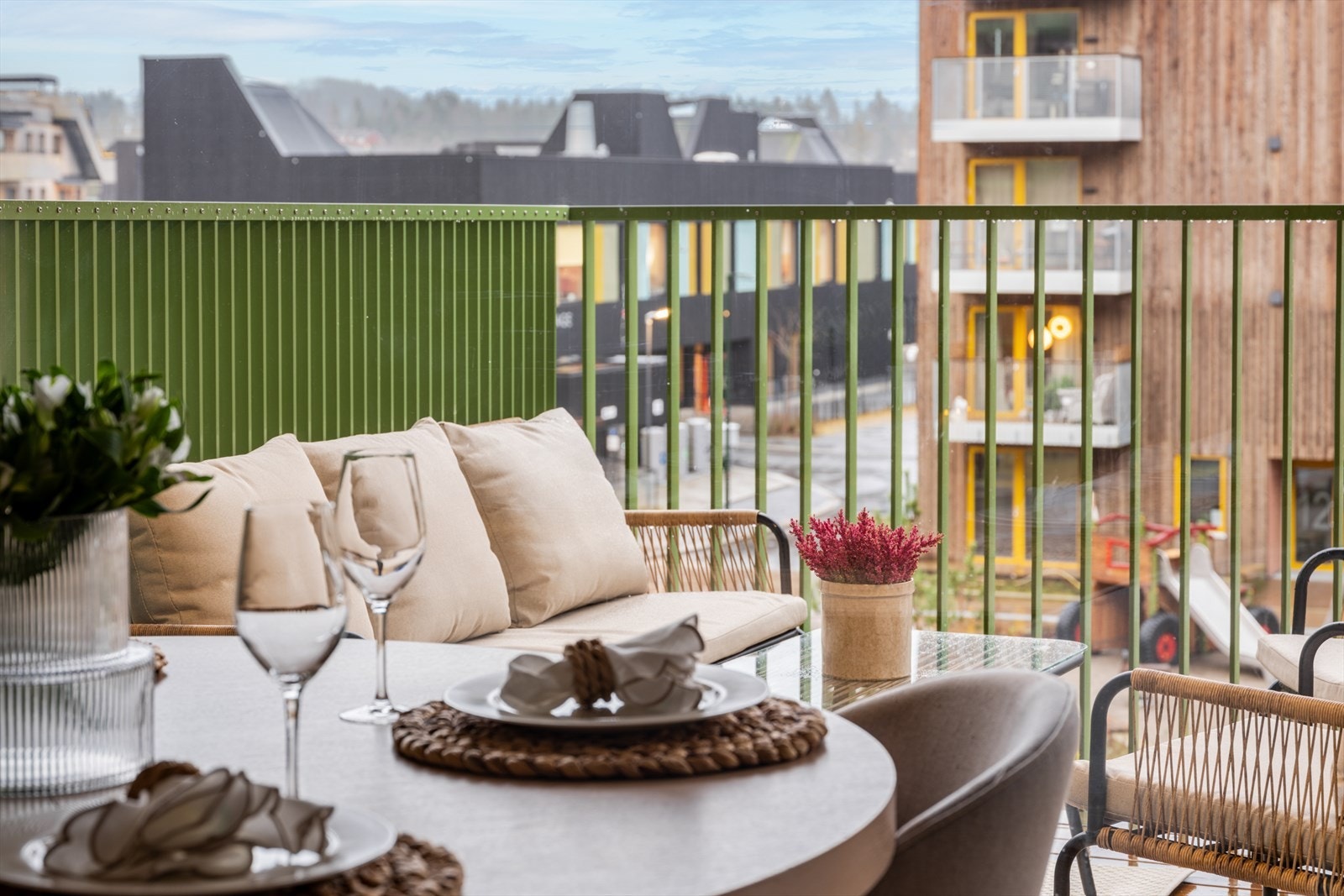 Uteplassen blir en naturlig forlengelse av stuen i sommerhalvåret. Galleribilde