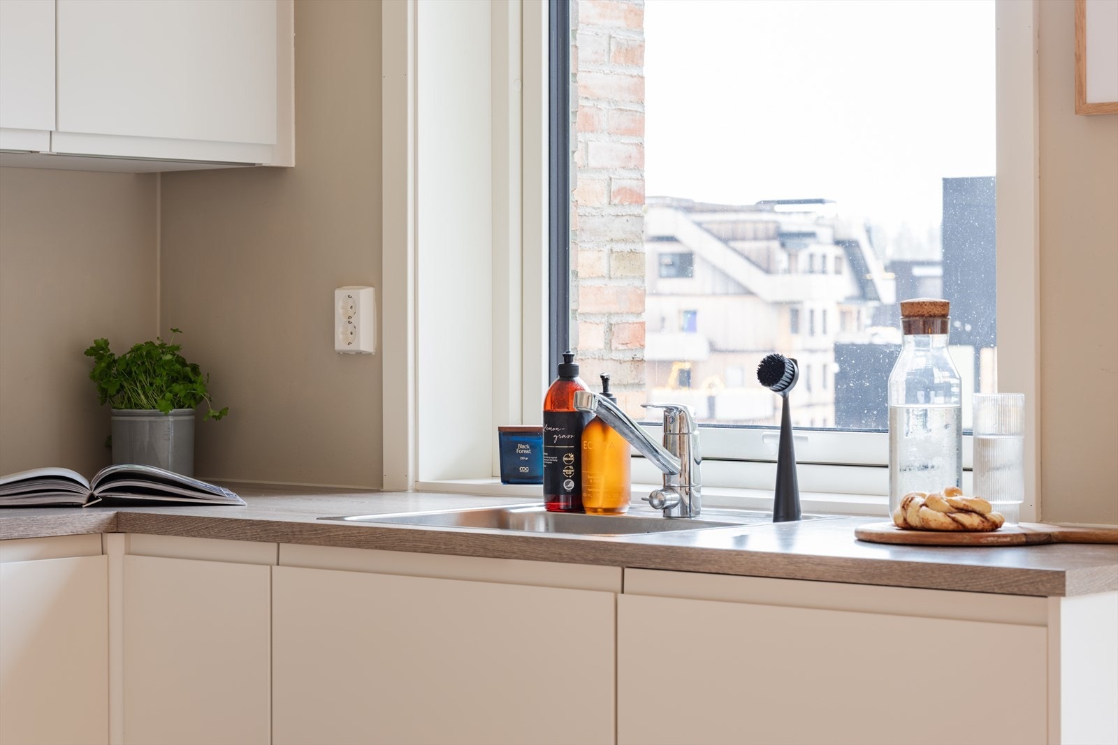 Benkeplaten i 30mm laminat er slitesterk og enkel å vedlikeholde. Galleribilde