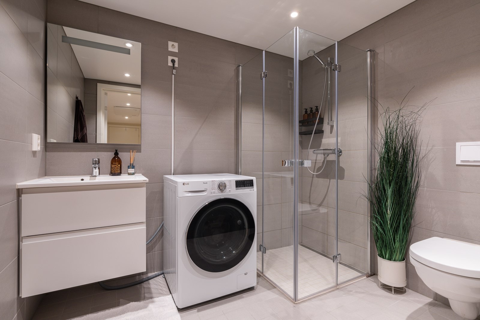 Badet er helfliset med tidløse grå fliser og har vannbåren gulvvarme. Galleribilde