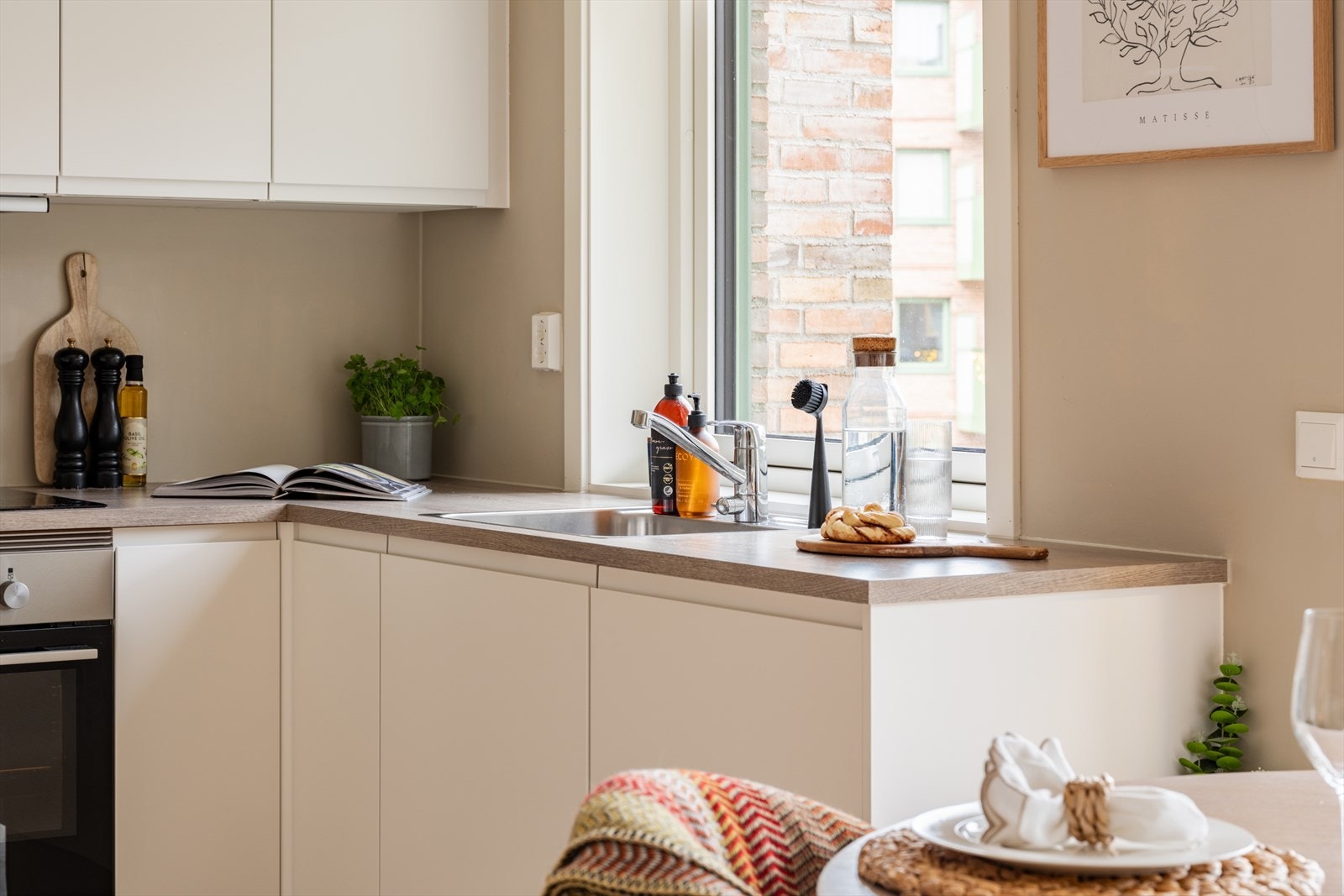 Balansert ventilasjon i leiligheten bidrar til et sunt og godt inneklima og energibesparende oppvarming. Galleribilde