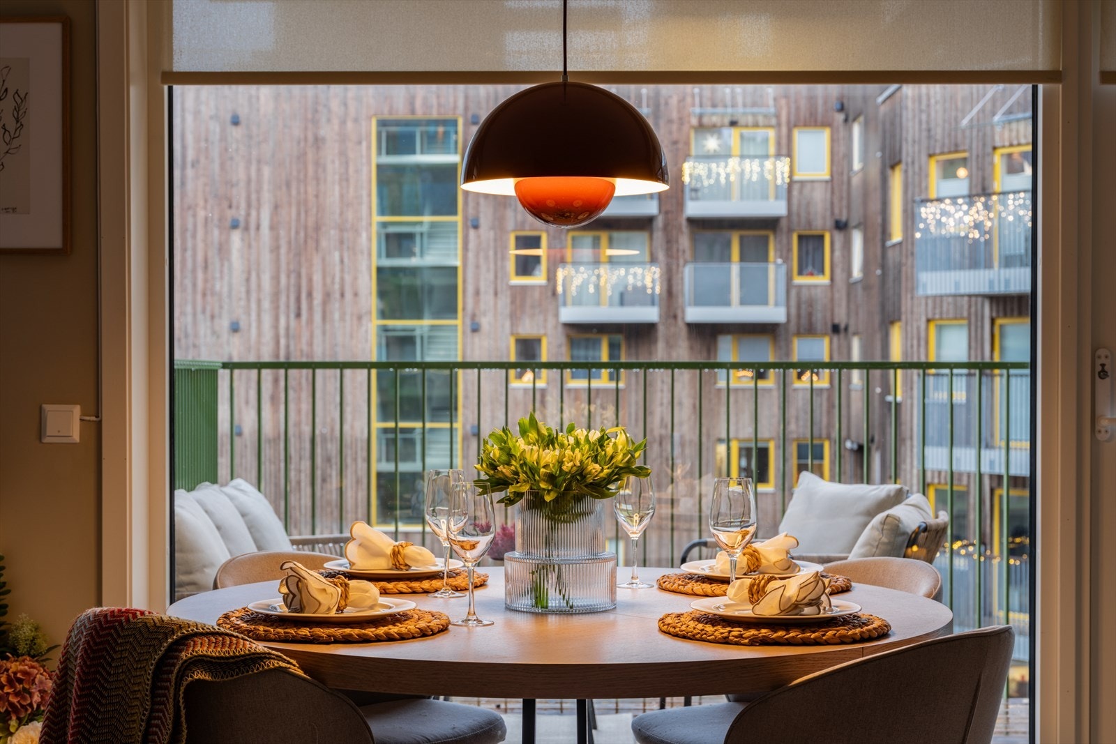 Her kan man nyte måltider med utsikt mot borettslagets fellesarealer. Galleribilde