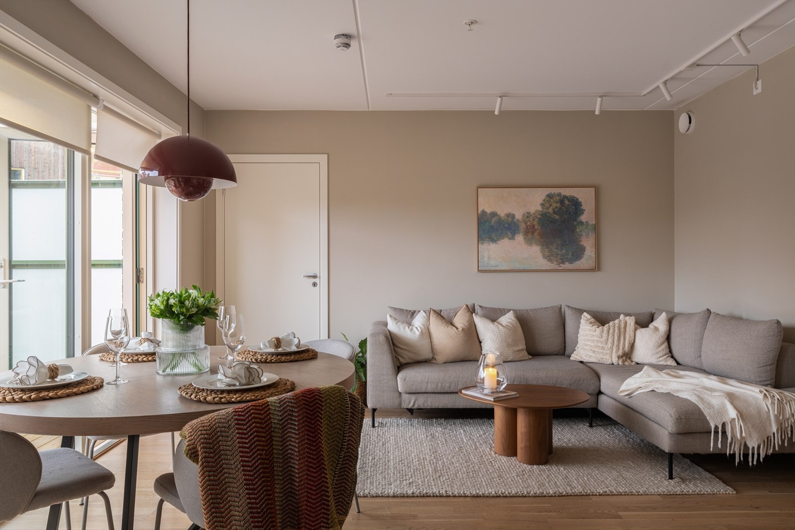 Den åpne løsningen gir god plass til en spiseplass i overgangen mot kjøkkenet. Galleribilde