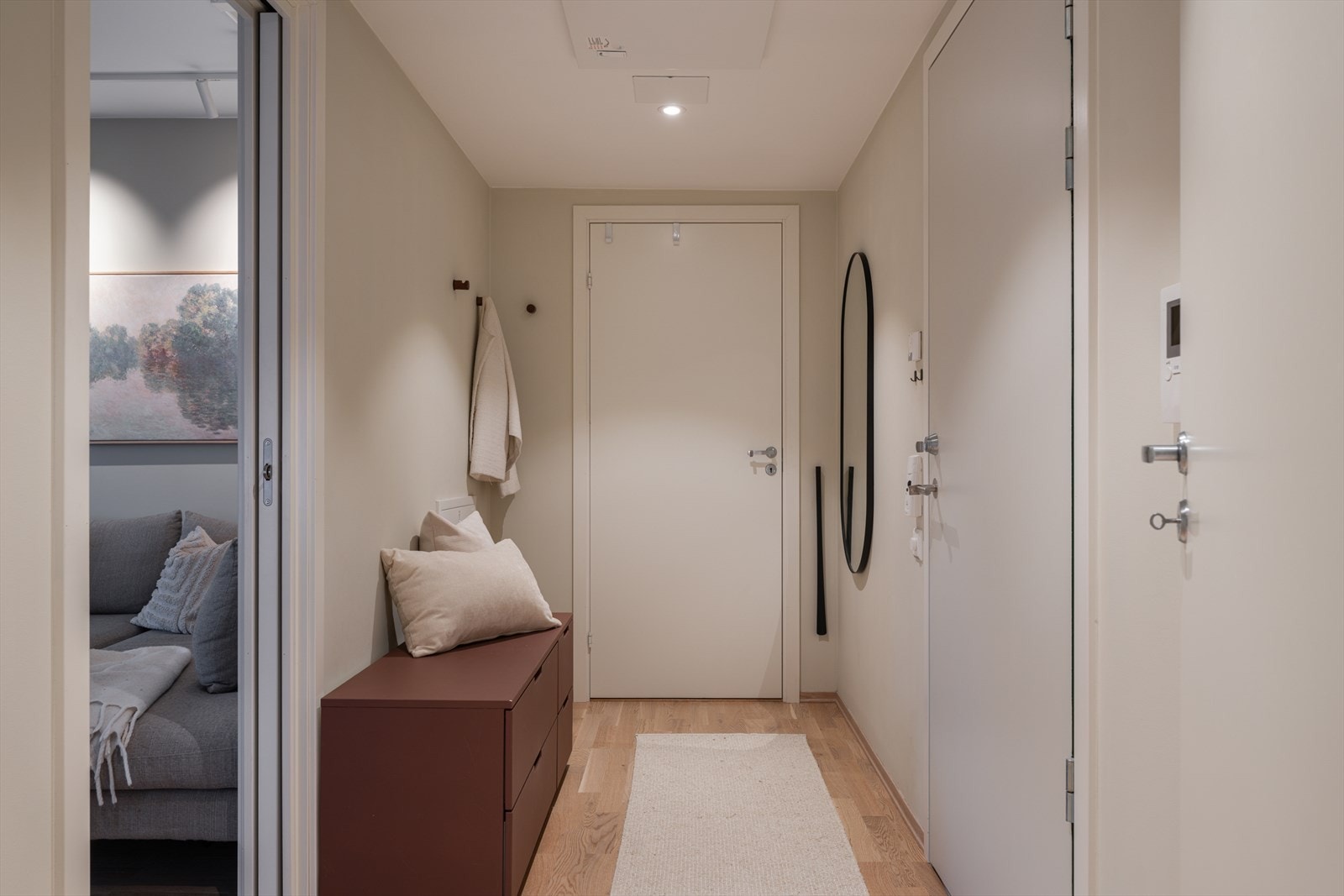 Entréen ønsker velkommen med downlights i taket og vannbåren gulvvarme for god komfort. Galleribilde