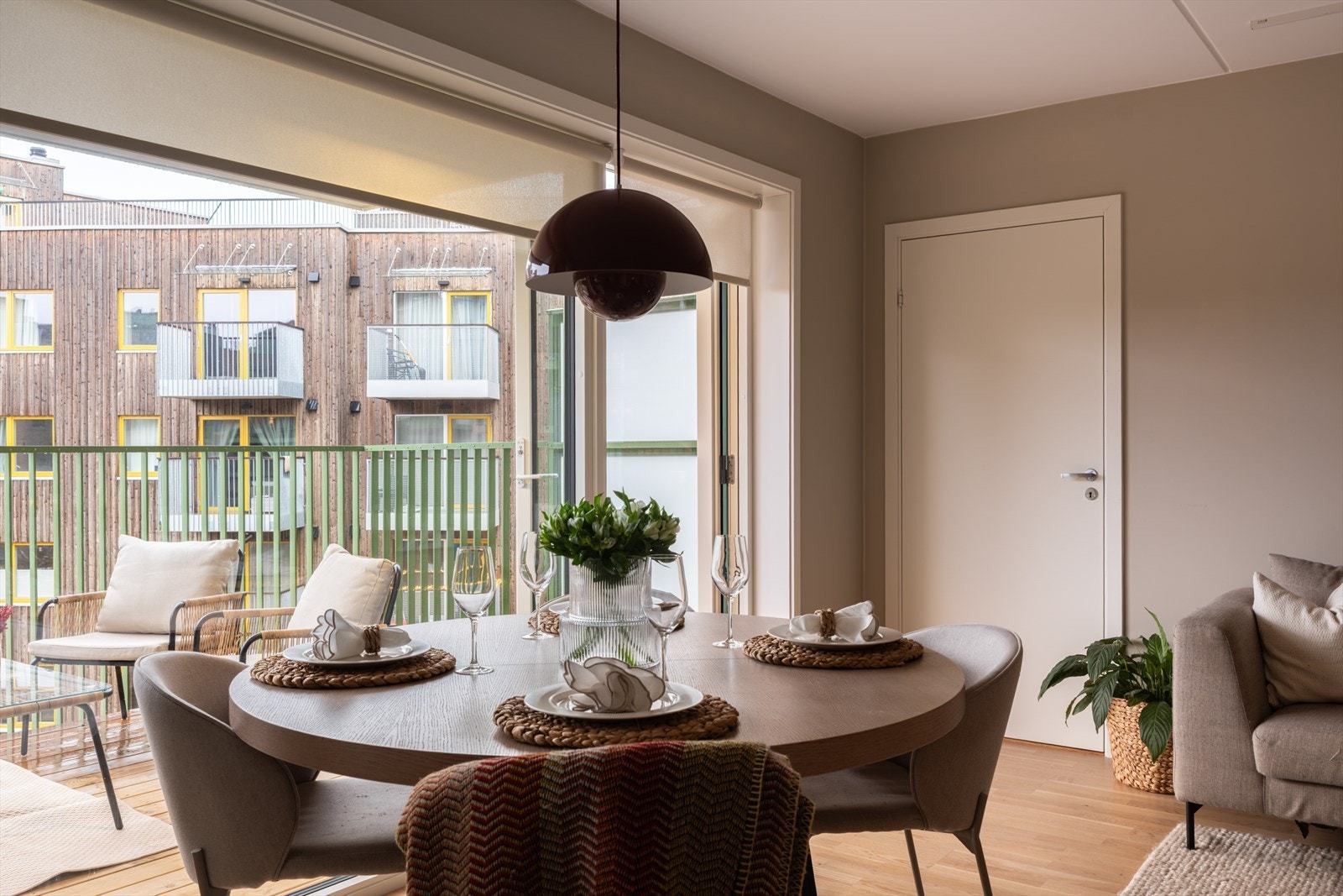 Fra spiseplassen har man en fin overgang til uteplassen på balkongen. Galleribilde