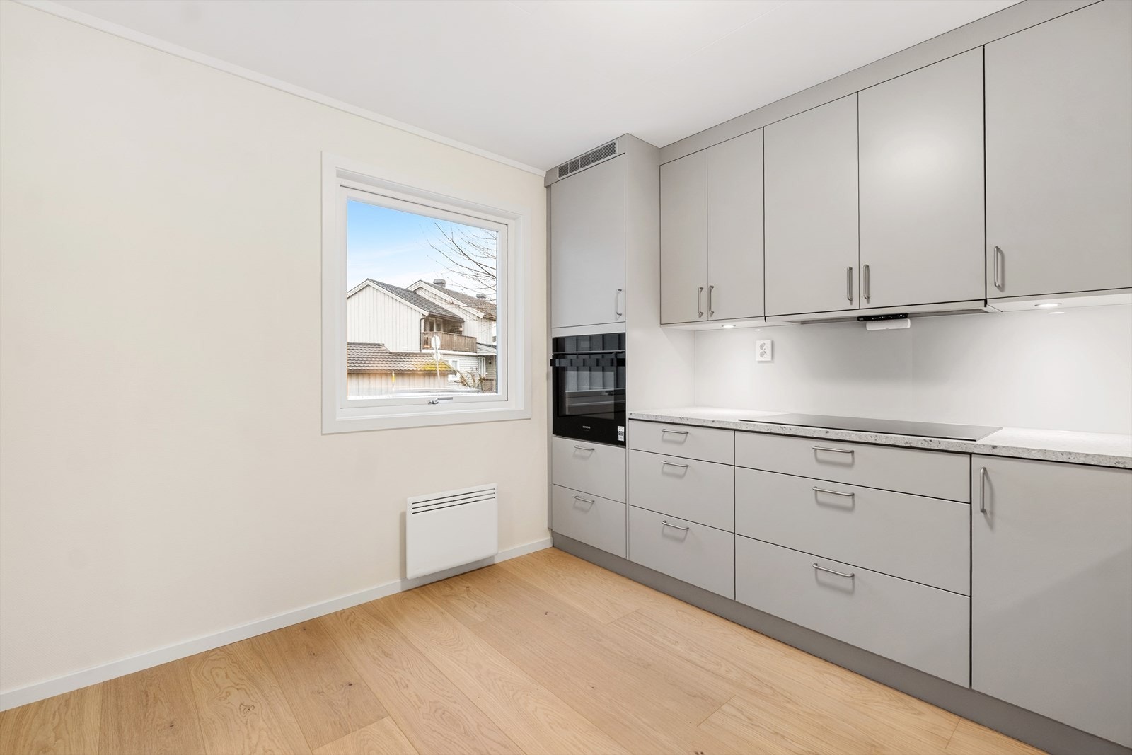 De integrerte hvitevarene medfølger og består av stekeovn, koketopp og oppvaskmaskin - Over koketoppen er det kjøkkenventilator som er integrert i overskap Galleribilde