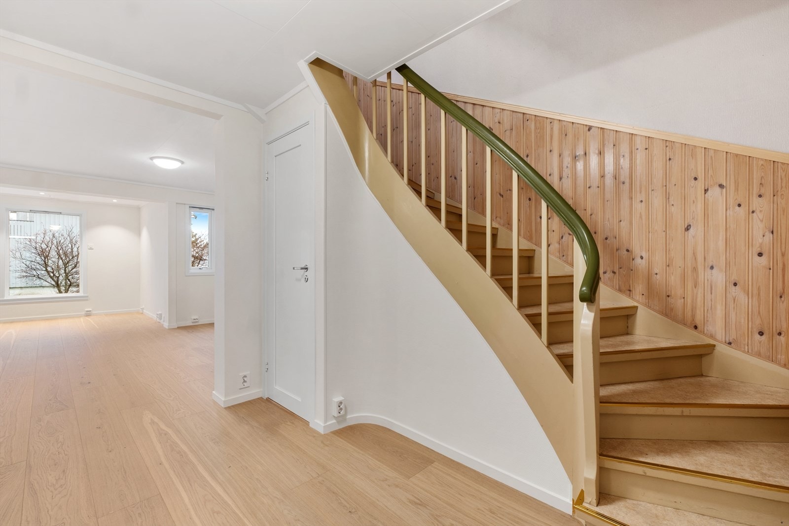 Videre kommer du inn i hallen, som tar deg til stuen, kjøkkenet og badet - Hallen har også trappeløp i begge retninger Galleribilde