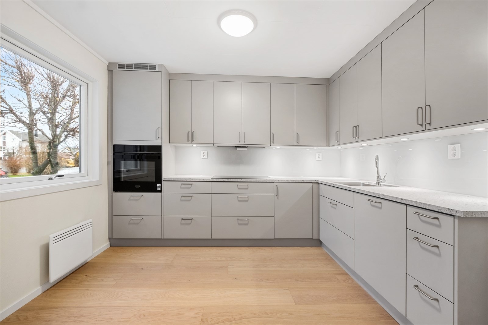 Kjøkkenet er separat og har en moderne kjøkkeninnredning av nyere dato som fortsatt er ubrukt Galleribilde