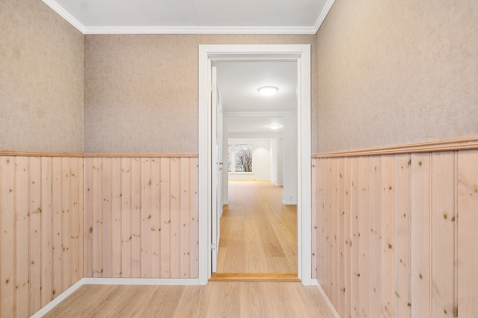 Du ønskes velkommen inn i en hyggelig entrè, hvor du fint får plass til garderobeskap eller andre oppbevaringsløsninger for utebekledning Galleribilde