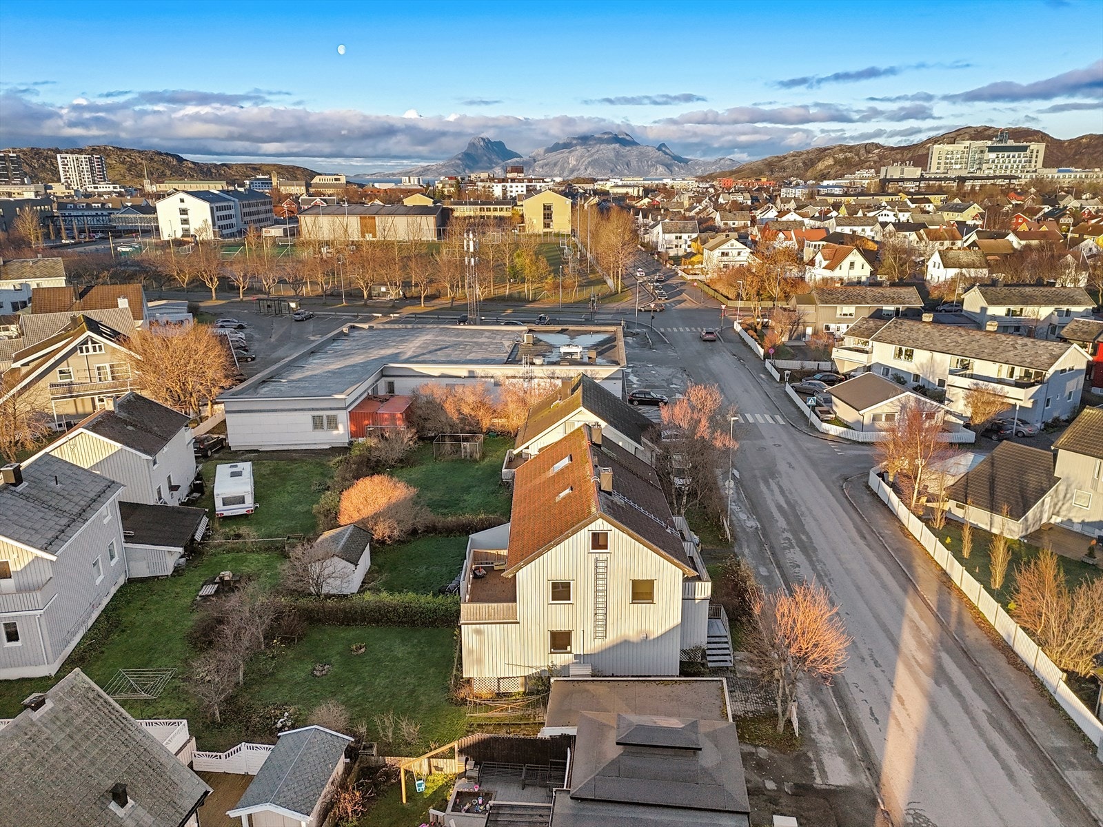 Her bor du sentralt i Vestbyen med kort vei til butikk, bussholdeplass, barnehager og skoler i alle trinn - Det er også gangavstand til sentrum Galleribilde