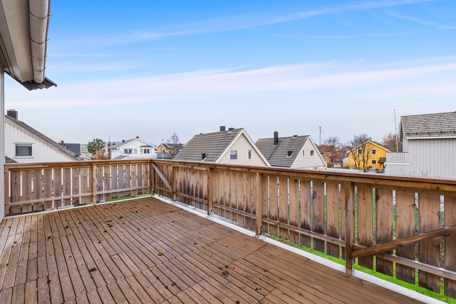 Den vestvendte balkongen gir rikelig plass til utemøbler Galleribilde