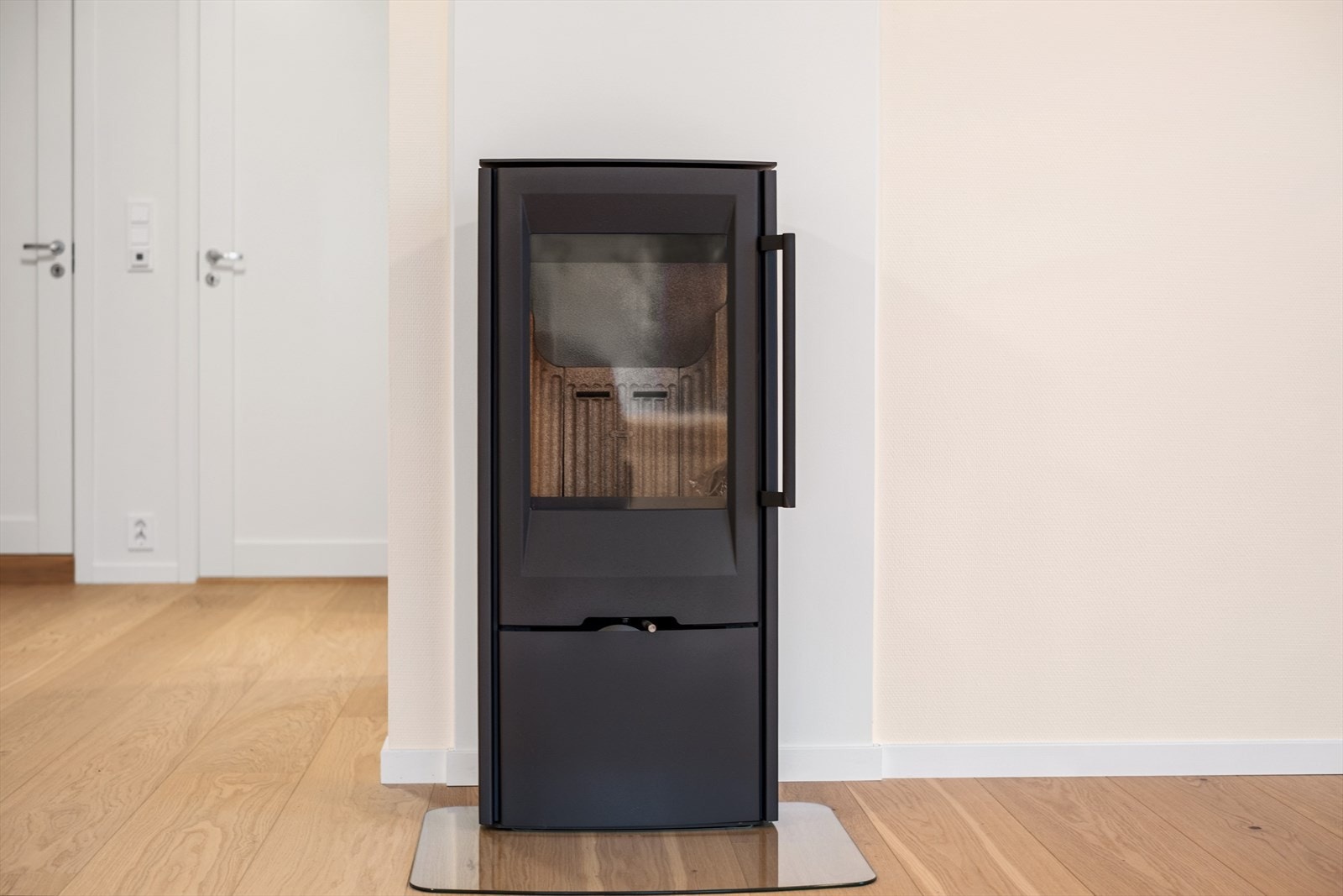 Vedovnen gir hygge og ikke minst rask oppvarming på kjølige dager - I tillegg er det varmepumpe i stuen for mer stabil oppvarming. Galleribilde