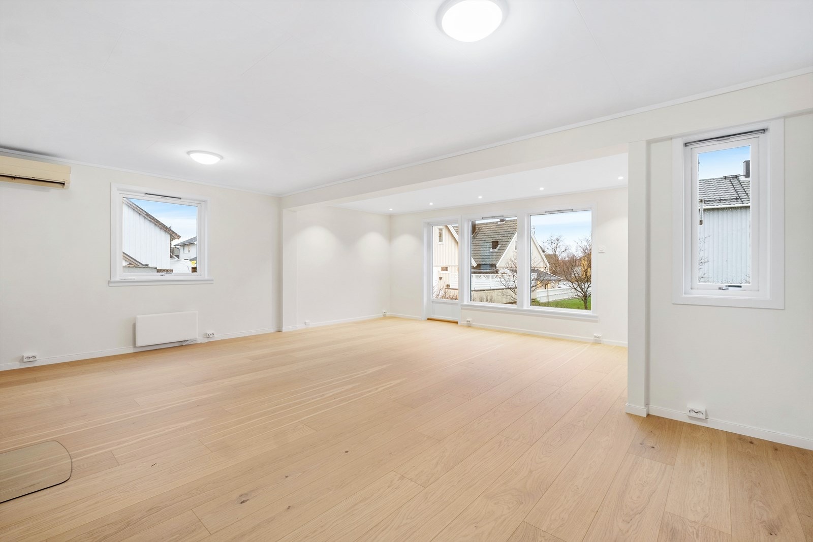 Rommet har store vindusflater som slipper inn rikelig med dagslys og utgang til den vestvendte hagen Galleribilde