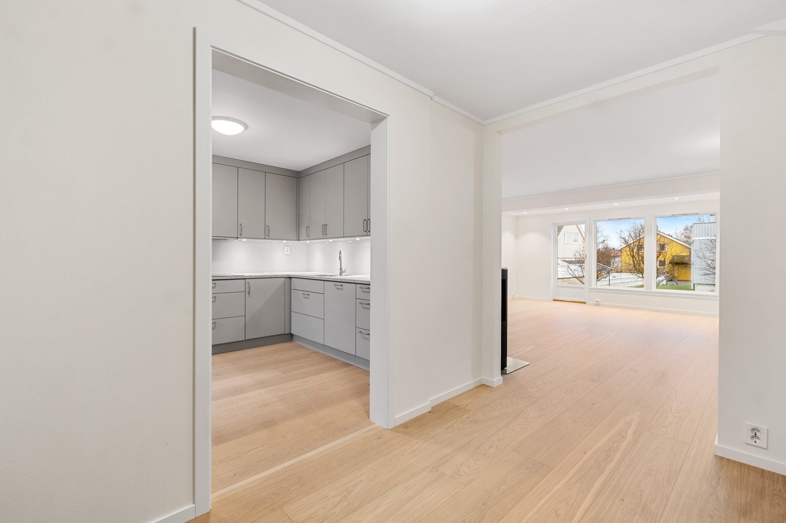 Store deler av både 1. etasje og 2. etasje ble oppgradert i 2024 etter vannlekkasje - Store deler av rør og elektrisk anlegg ble også oppgradert Galleribilde