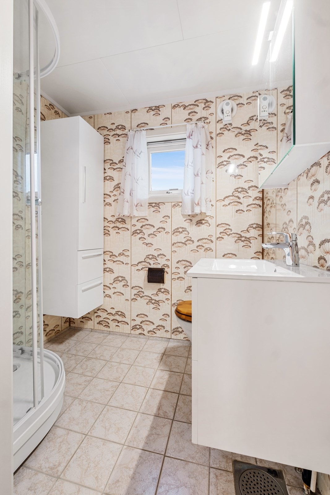 Badet er av eldre årgang - Det er flislagt gulv med gulvvarme under og vegger kledd med baderomsplater Galleribilde