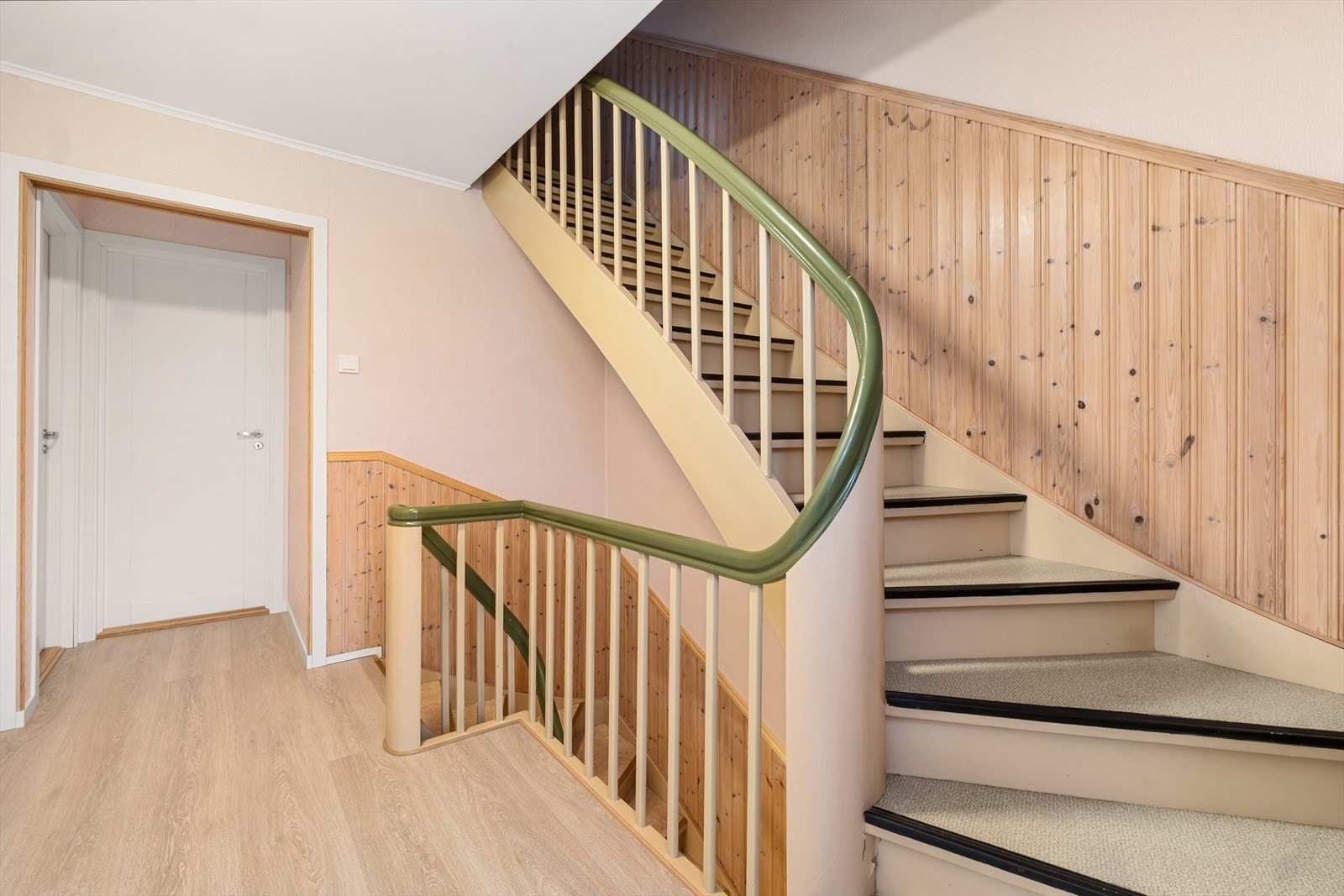 I 2. etasje finner du gang m/utgang til balkong, tre soverom og toalettrom Galleribilde