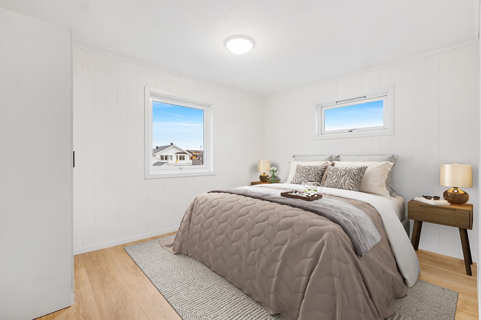 DIGITALT MØBLERT - Hovedsoverommet gir god plass til dobbeltseng og er utstyrt med garderobeskap Galleribilde