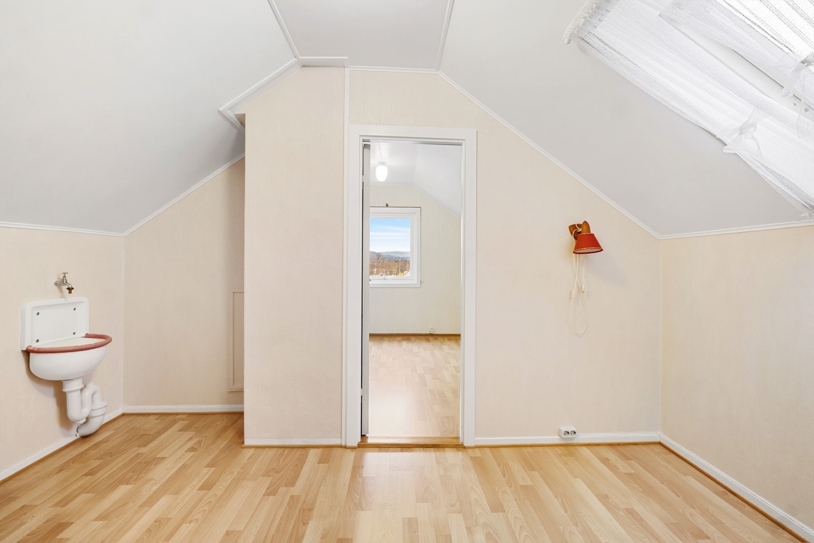 Loftsetasjen er innredet med gang og soverom/loftstue (ikke godkjent som oppholdsrom) Galleribilde