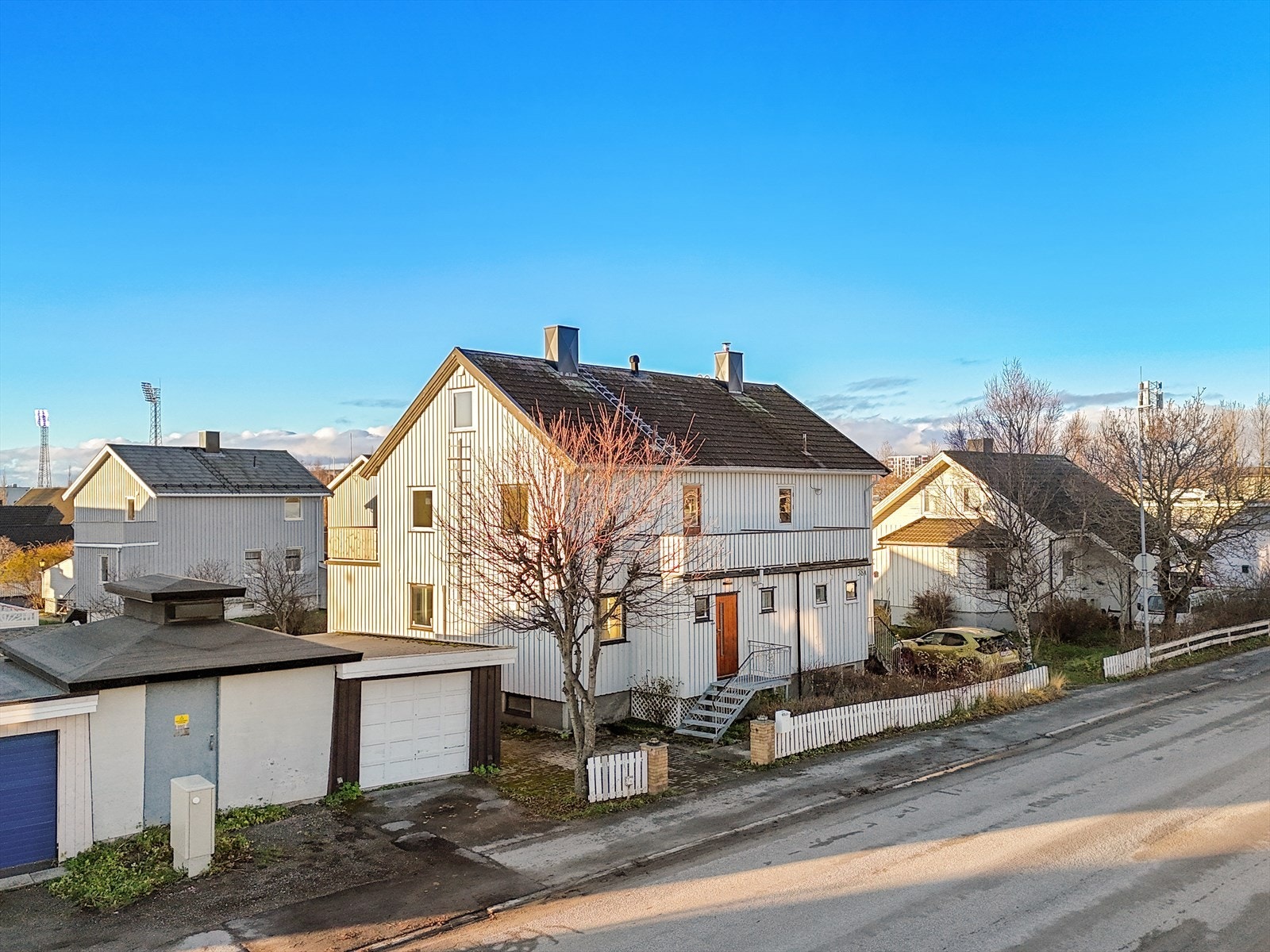 Parkering til flere biler med garasje og innkjørsel Galleribilde