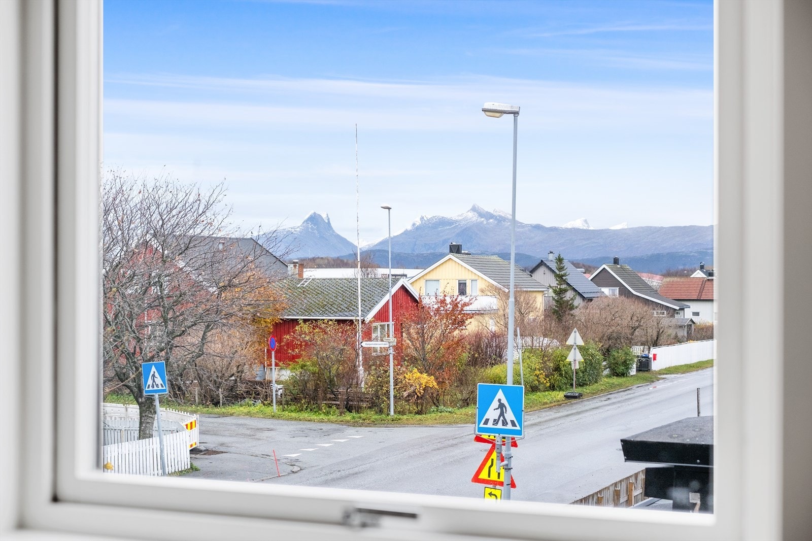 Utsikt fra loftet mot Børvasstindan Galleribilde