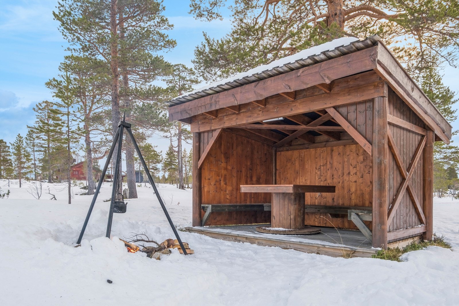 Flott gapahuk som kan brukes som et fint samlingspunkt rundt grillplassen. Galleribilde