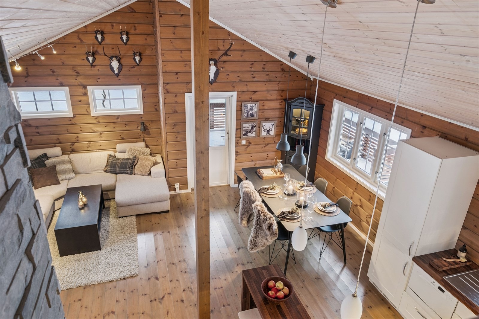 Hytta nyter av god himlingshøyde som gir ekstra god romfølelse. Galleribilde