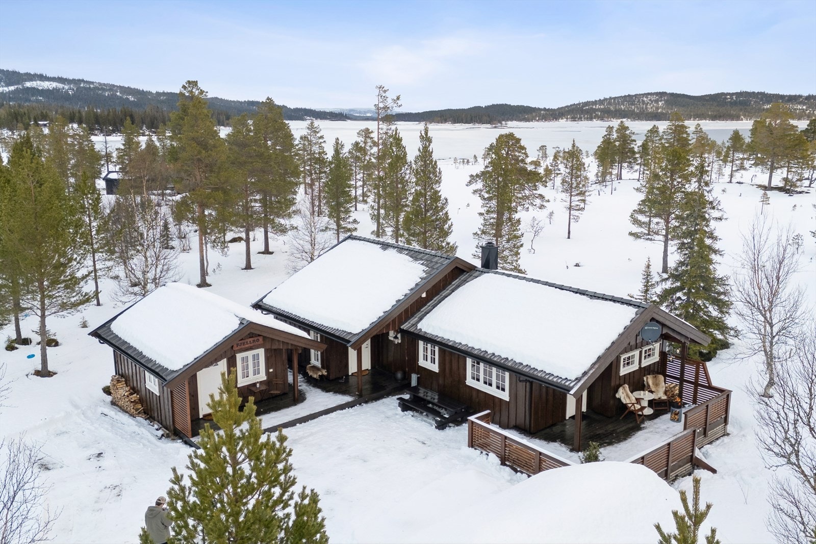 Her får du en vakker plassering med ypperlige solforhold og flott utsikt. Det er kort vei ned til vannet, som byr på gode fiskemuligheter. Galleribilde