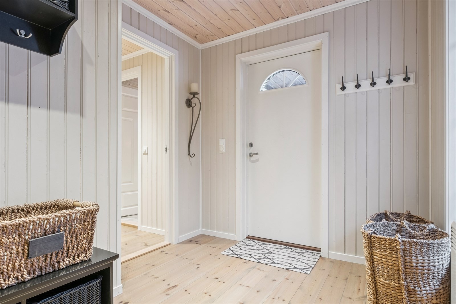 Romslig inngangsparti med god plass til oppbevaring av yttertøy. Galleribilde