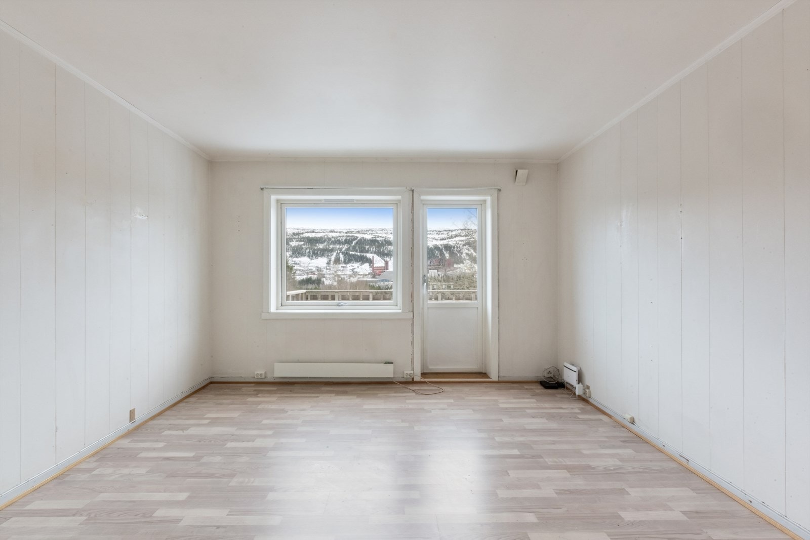 Her har man rom for å møblere med både sofa og spisebord. Galleribilde