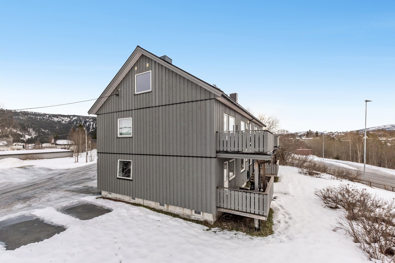 Leiligheten ligger ca. 3 km utenfor sentrum av Mo i Rana og innenfor kort rekkevidde finner man det meste man måtte trenge i det daglige. Galleribilde