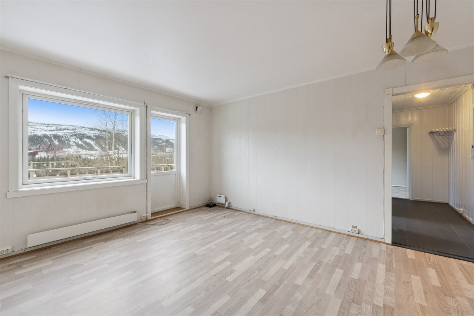 Stuen er lys og innbydende med store vindusflater som gir godt med naturlig lys. Galleribilde