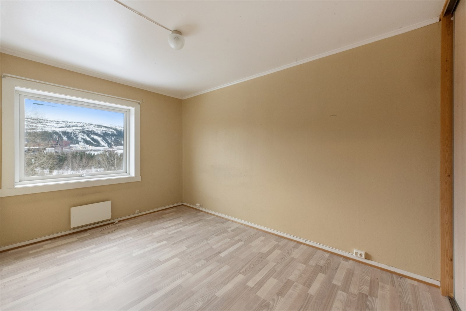 Soverommet er av god størrelse og er utstyrt med skyvedørsgarderobe som gir god lagringsplass. Galleribilde