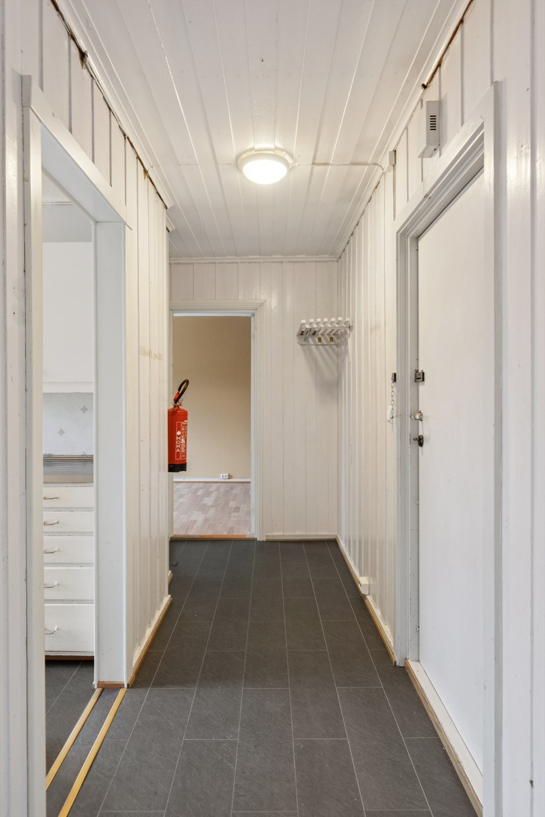 Romslig entré/gang hvor man har god plass til å henge fra seg yttertøy og sko. Galleribilde