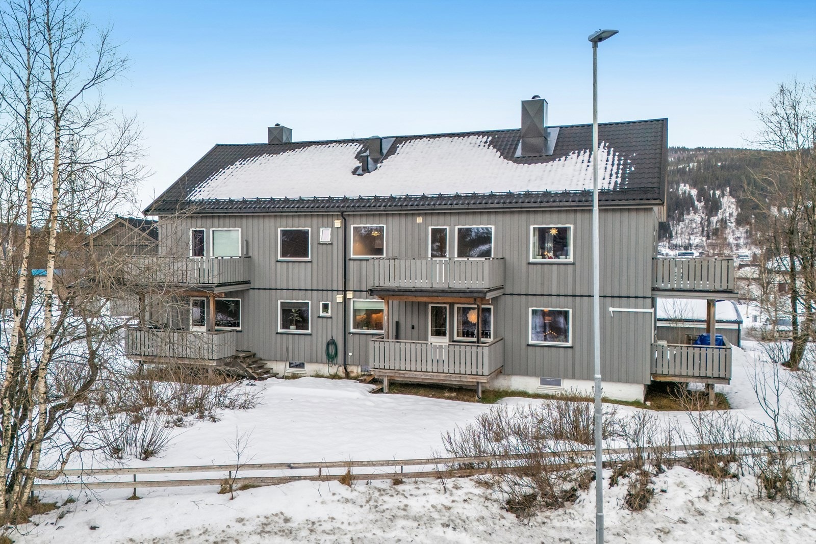 Leiligheten er del av et større borettslag bestående av 98 enheter og ligger i byggets andre etasje. Galleribilde