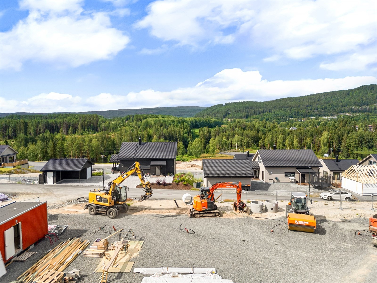 Diverse byggeaktivitet på området, bakre del av feltet (sommeren 2024) Galleribilde
