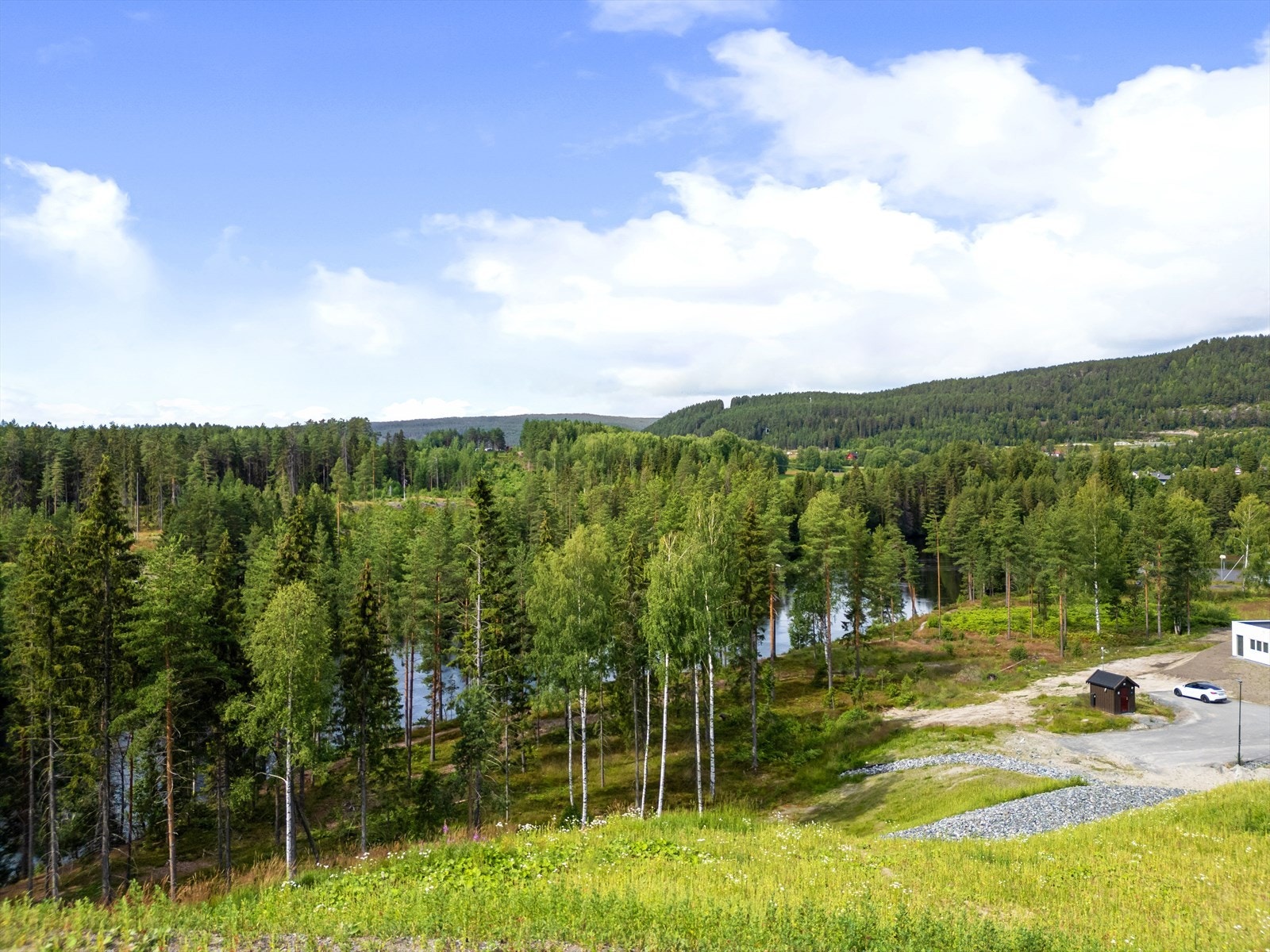 Nærhet ned til Lågen, med den flotte lekeplassen, og med gangstien langs elva. Galleribilde