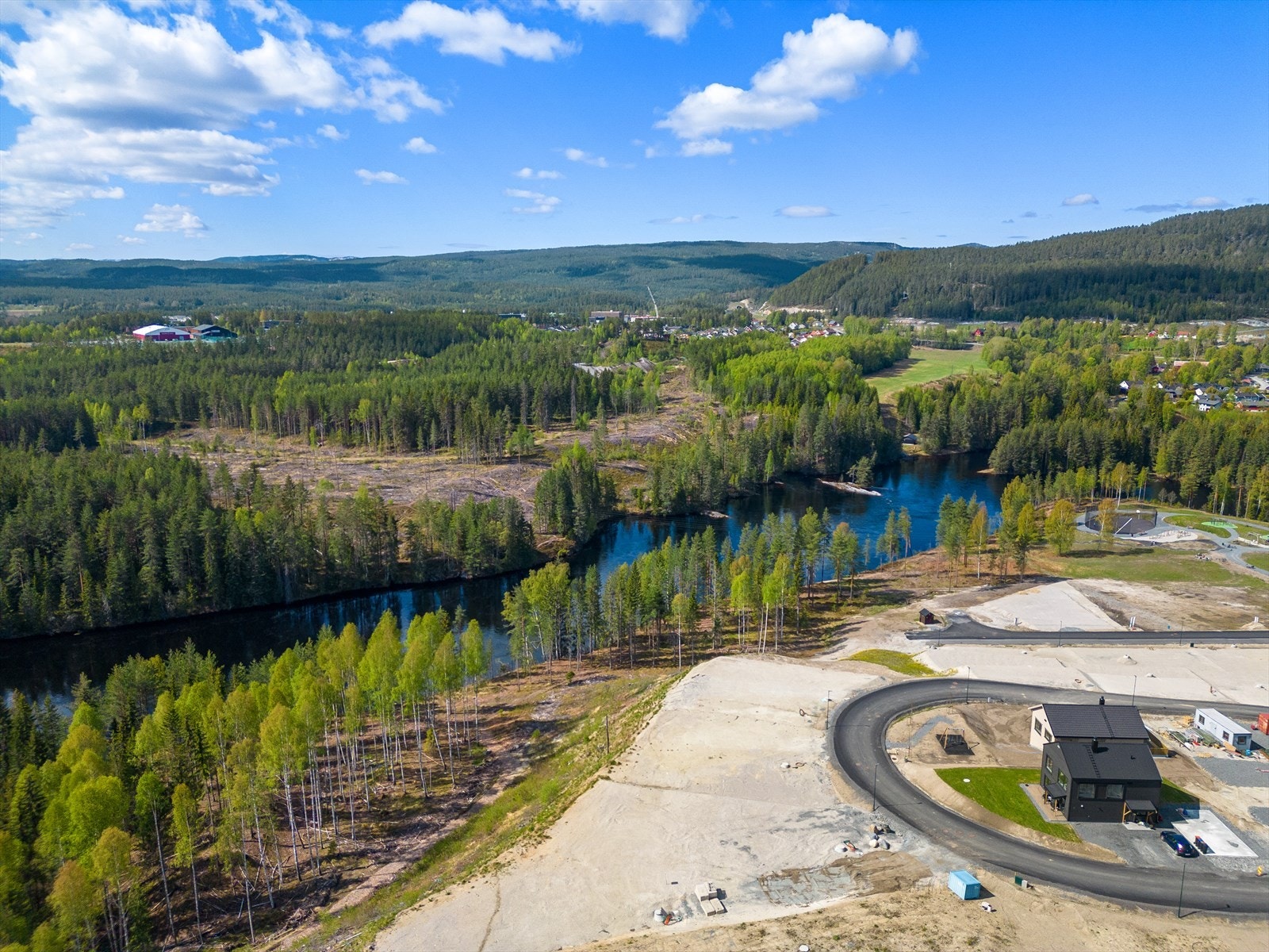 Kort vei ned til idylliske Lågen. Galleribilde