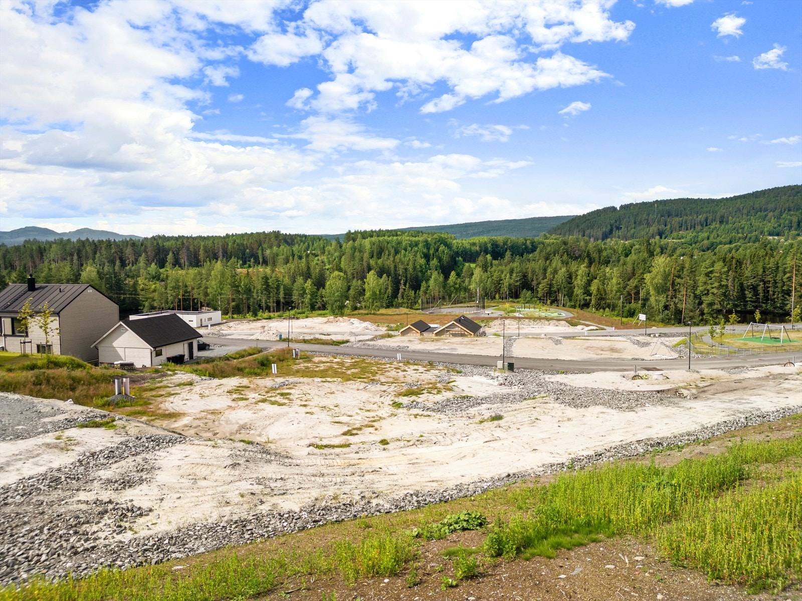 Området byr også på en storslått lekepark for barn og ungdom, offentlig driftet. Galleribilde